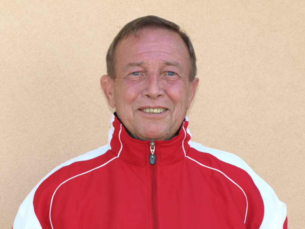Portrét Jiřího Kliměše v červenobílé sportovní bundě