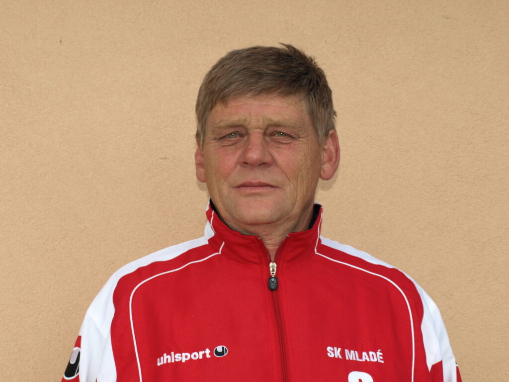 Portrét brankáře Otakara Maříka v červené bundě SK Mladé